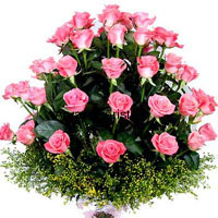 For those who like all things pretty, this basket of 30 pink roses is the most charming. Handpicked from fresh rose gardens and creatively arranged so as to display each rose prominently, this one has a layer of leaves and fillers. The creative way that it's put together with seasonal fillers adds to the charm of the flowers. This one will bring colour to any occasion.